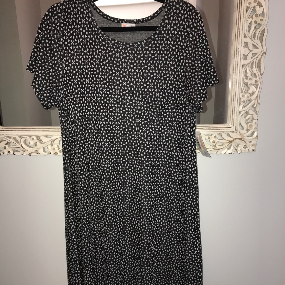 BNWT LuLaRoe Carly Dress Size XL Black Background